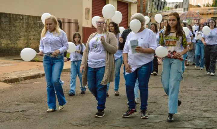 Passeata em homenagem a Danilo reúne amigos e familiares em clamor por justiça em Iporã