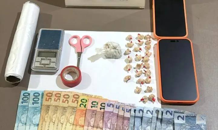 Polícia apreende crack, dinheiro e balança de precisão durante ação contra o tráfico