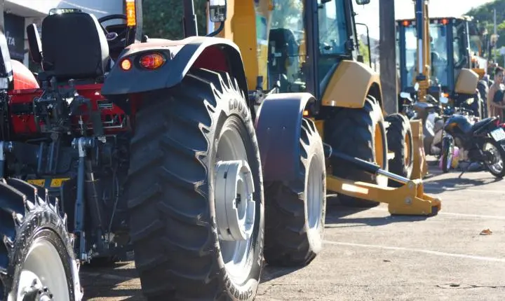 Prefeito e vereadores destacam investimentos e entregam novos equipamentos em Iporã durante evento na Avenida Castelo Branco