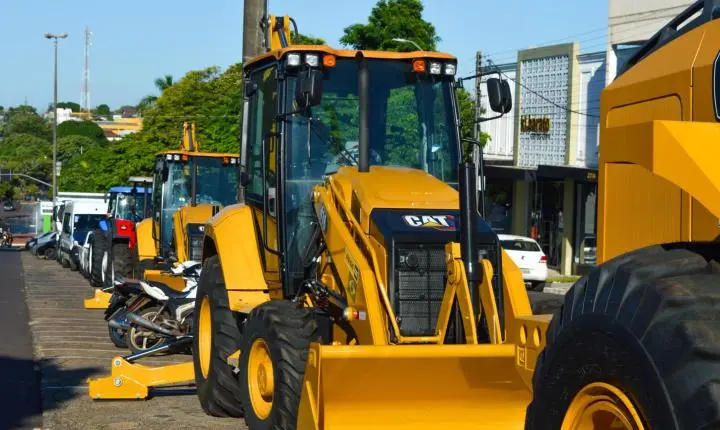 Prefeito e vereadores destacam investimentos e entregam novos equipamentos em Iporã durante evento na Avenida Castelo Branco