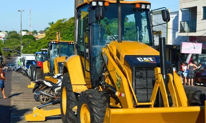 Prefeito e vereadores destacam investimentos e entregam novos equipamentos em Iporã durante evento na Avenida Castelo Branco