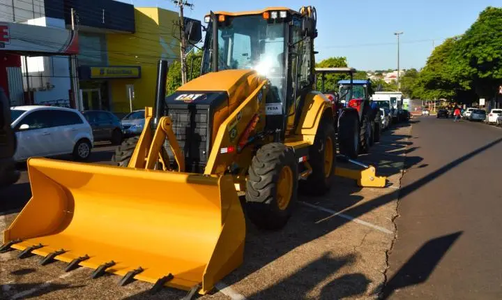 Prefeito e vereadores destacam investimentos e entregam novos equipamentos em Iporã durante evento na Avenida Castelo Branco