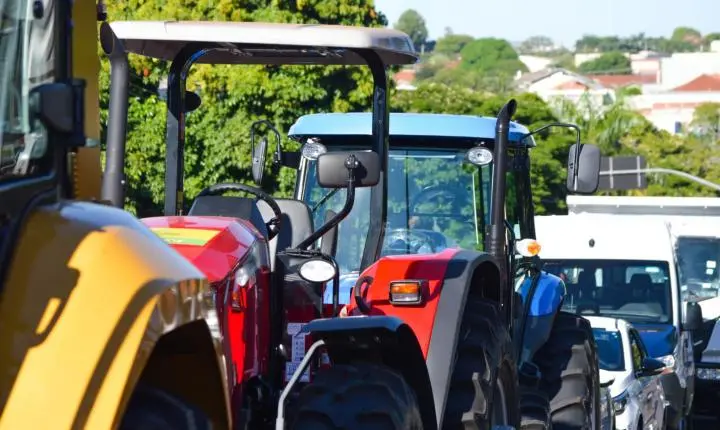 Prefeito e vereadores destacam investimentos e entregam novos equipamentos em Iporã durante evento na Avenida Castelo Branco