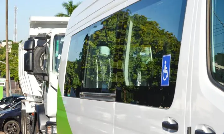 Prefeito e vereadores destacam investimentos e entregam novos equipamentos em Iporã durante evento na Avenida Castelo Branco