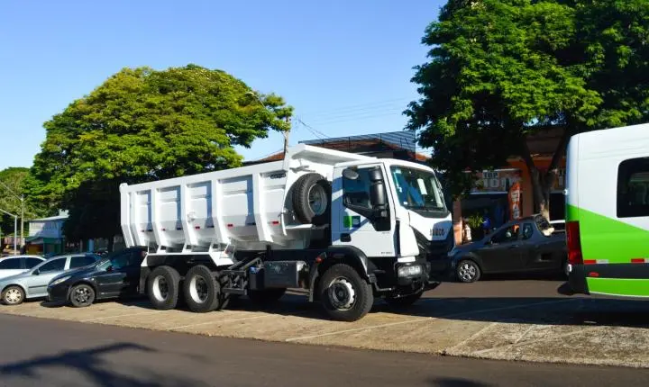 Prefeito e vereadores destacam investimentos e entregam novos equipamentos em Iporã durante evento na Avenida Castelo Branco