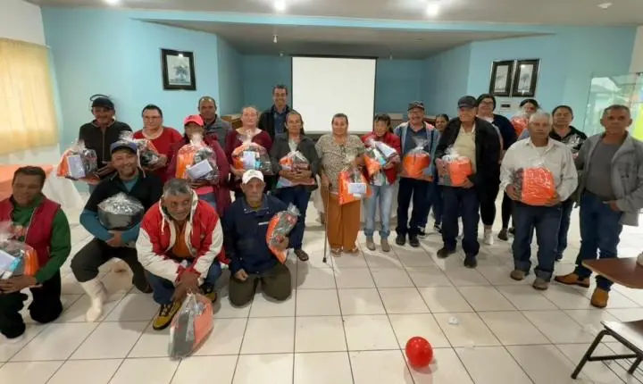 Prefeitura homenageia garis com encontro especial e entrega de kits em celebração ao Dia do Gari
