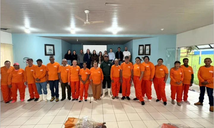 Prefeitura homenageia garis com encontro especial e entrega de kits em celebração ao Dia do Gari