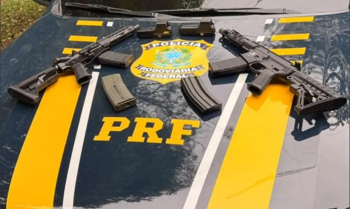 PRF apreende dois fuzis escondidos no painel de carro na BR-376