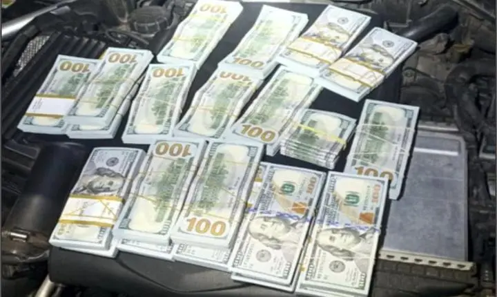 PRF apreende mais de 200 mil dólares dentro de motor de Mercedes no Paraná