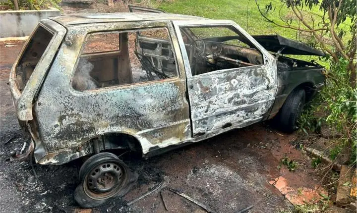 Veículo é incendiado e abandonado no Jardim Califórnia, em Altônia