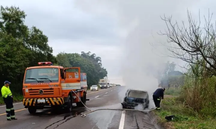 Veículo pega fogo na PR-323 e mobiliza Defesa Civil de Iporã